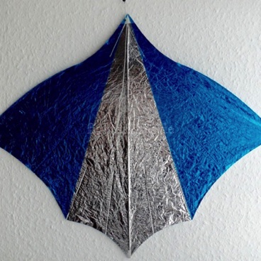 Segel: geätzt
Segelmaterial: Mylar
Bogenstab: Carbon 1,5 mm
Mittelstab: Bambus geschnitzt
Gesamtgewicht: 11,3 g Segel: geätzt
Segelmaterial: Mylar
Bogenstab: Carbon 1,5 mm
Mittelstab: Bambus geschnitzt
Gesamtgewicht: 11,3 g